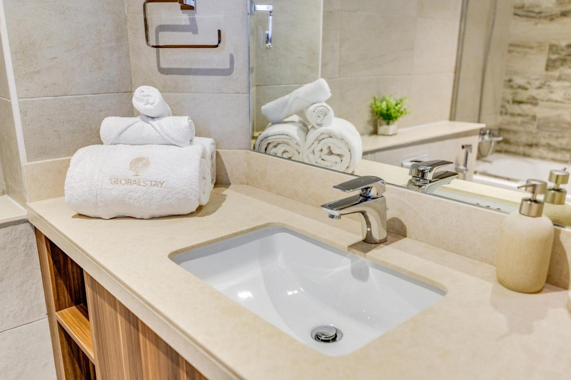 Luxury Azizi Mina Beachfront Apartments Dubai Dış mekan fotoğraf